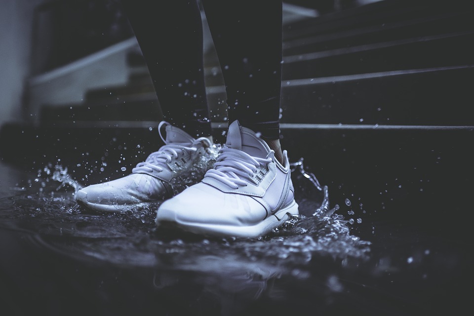 Witte zool schoonmaken Video tutorial | Sneakersenzo