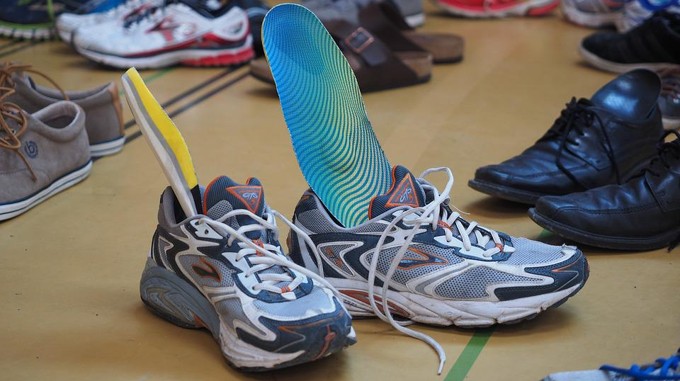 Leren schoenen vs kunststof schoenen: voor en nadelen - Allesoverschoenen.nl